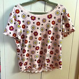 Cute Indie Flower Top with a lace neckline 🌸